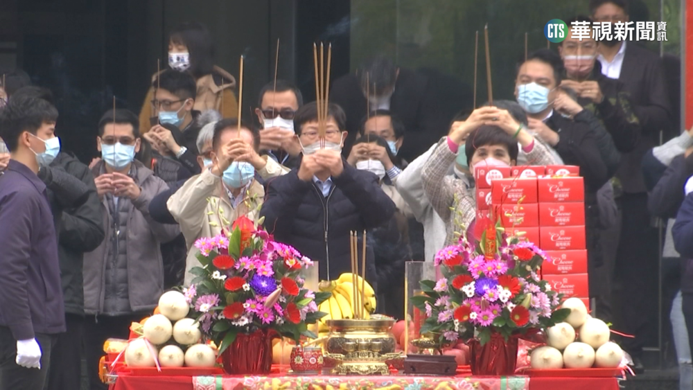 鴻海開工　董座劉揚偉帶領員工團拜討吉利