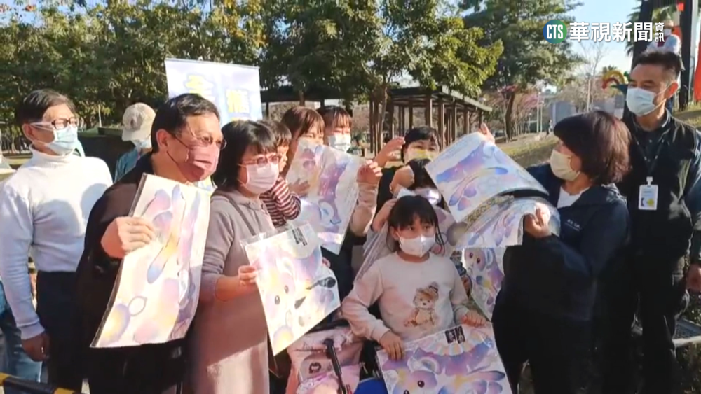 屏東充氣兔.嘉市星光兔來了　民眾排隊搶領