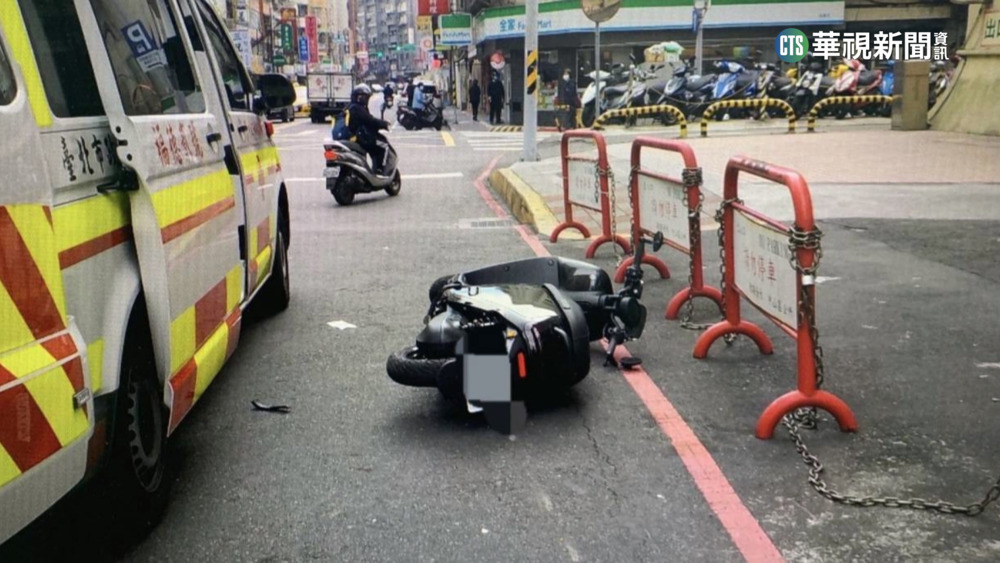 7旬翁過馬路突折返 騎士煞不住噴撞變電箱亡