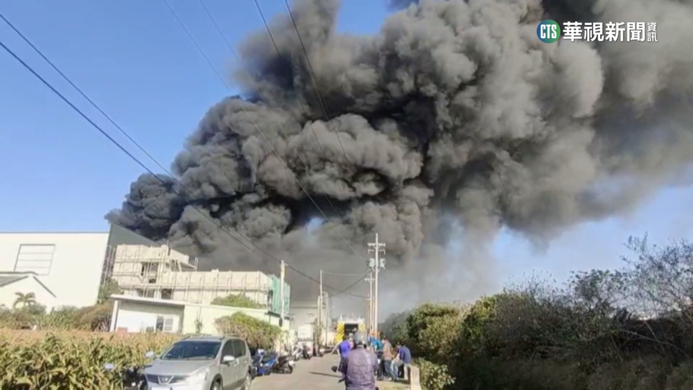 台南工廠竄火冒濃煙　消防隊急灌救無人困