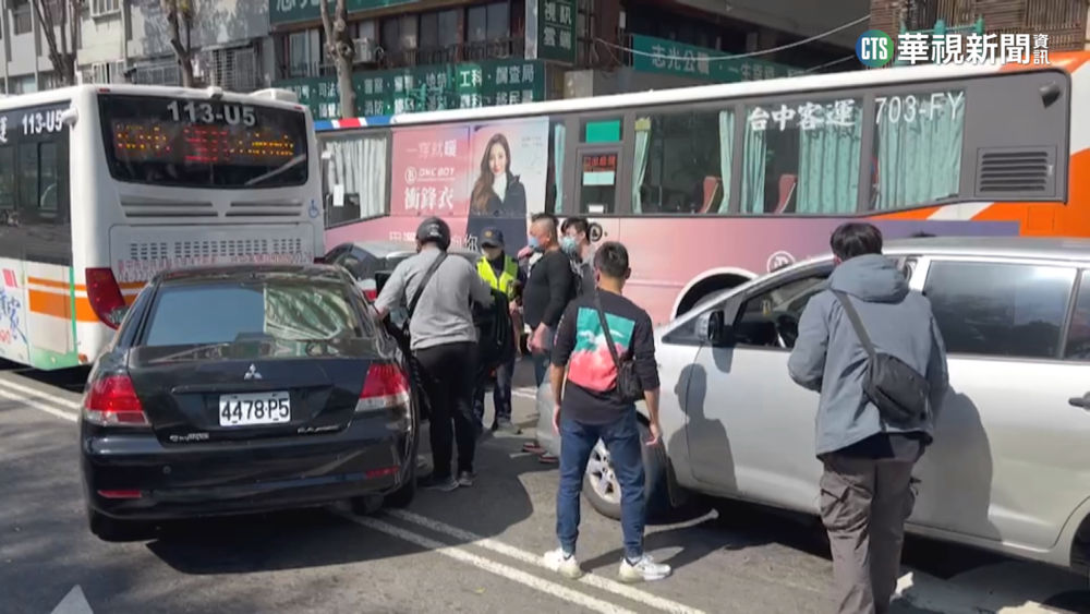 警公車旁開10槍抓人　司機英勇指揮乘客「趴下」