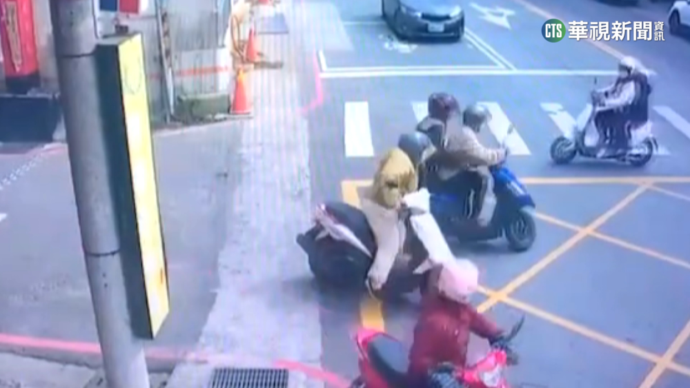 飛車雙匪搶走女騎士包包逃逸　警追車逮人