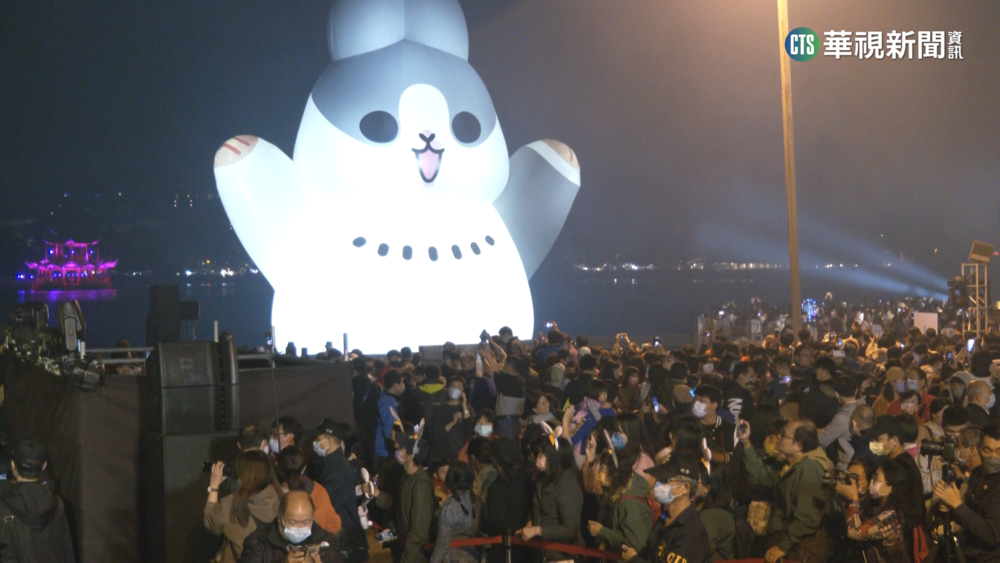 高雄燈會ㄇㄚˊ幾兔成亮點！　首日湧30萬人