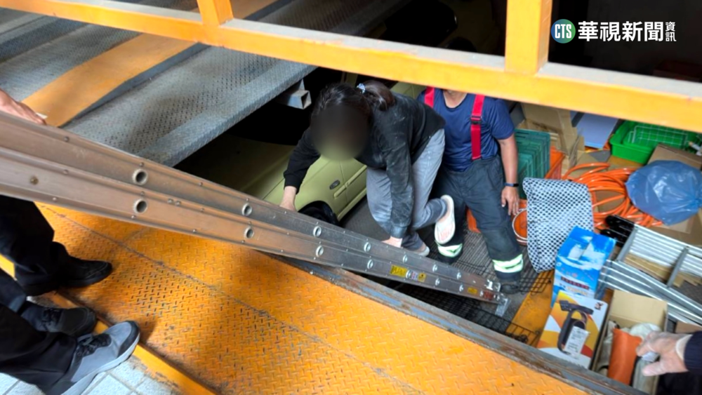 機械車位驚傳「吞人」　女踩空慘墜2米深坑