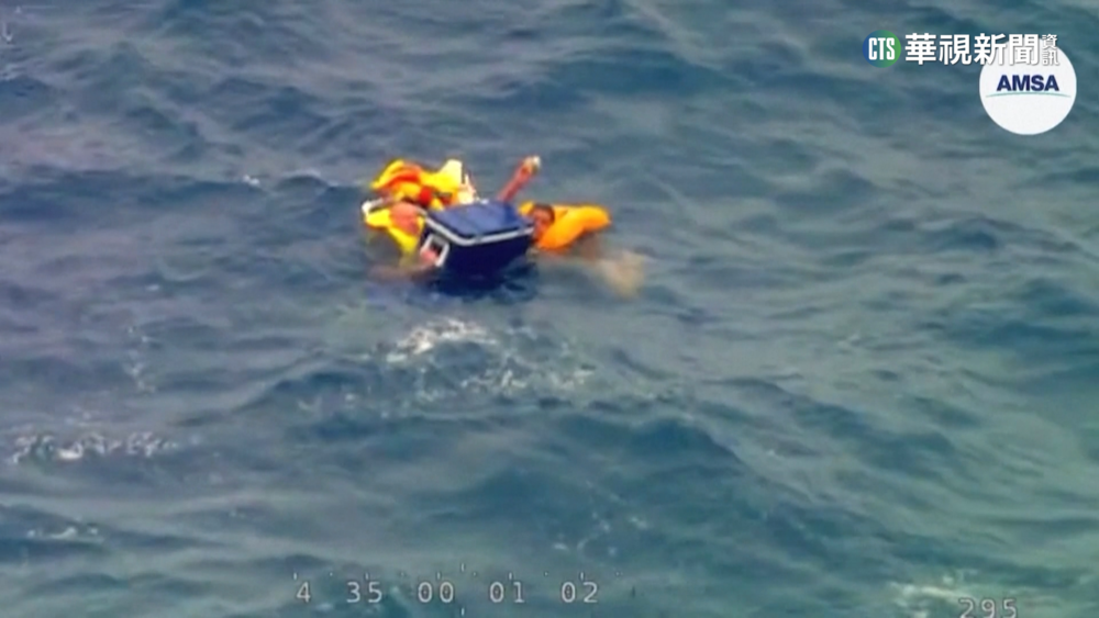 漁船遭浪捲漁夫落海　靠救生衣.冰桶漂浮獲救