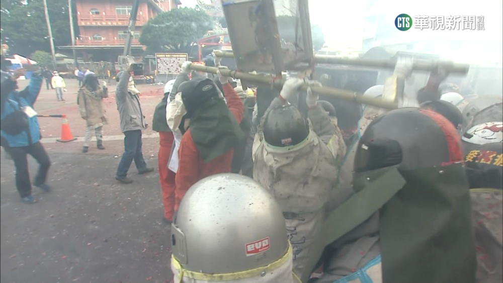台南鹽水蜂炮起炮　沿街開炸熱鬧滾滾