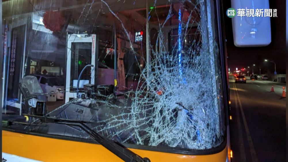 路中撿手機遭客運撞上　高雄女傷重不治