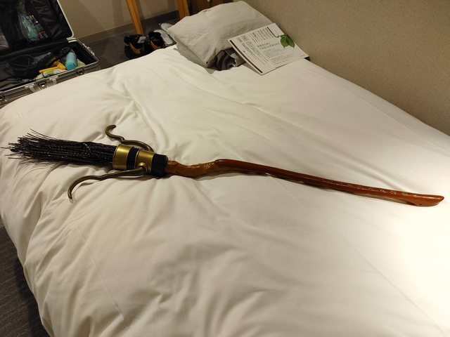 兒買「130cm魔法掃把」他用「1工具」順利帶回台 結果讓網笑翻