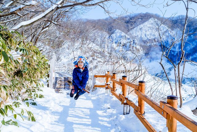 原PO拍攝兒子騎著掃把飛 / 圖片翻攝自 PTT