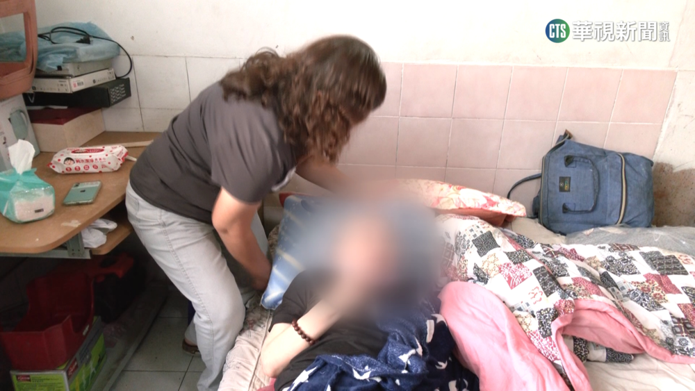 高雄1家3口"點蠟燭"艱難度日 鄰居暖心伸援
