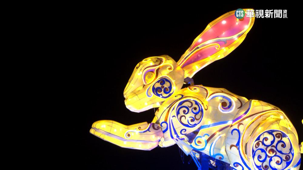 中台灣燈會開幕　「Happy兔」水上花燈點燈