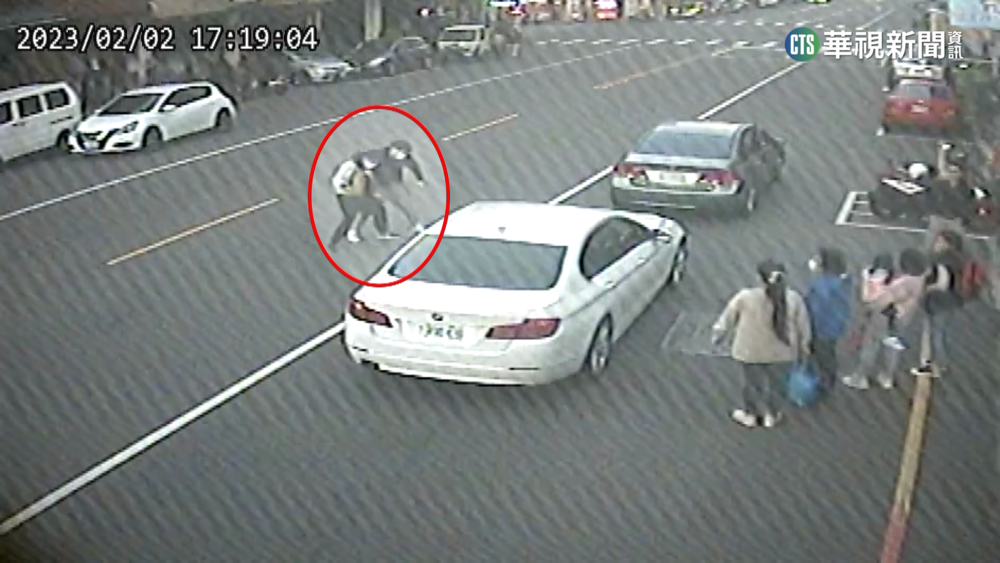 幼園前「慣性違停」　少年拍照竟遭家長搶手機