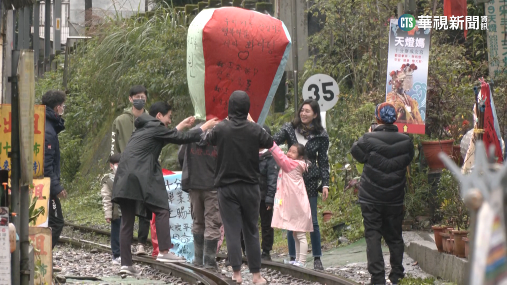 平溪天燈節元宵登場　清晨就湧現排隊人潮