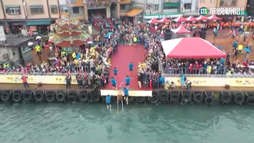 野柳淨港百人跳水　「裝扮大比拚」亮點多