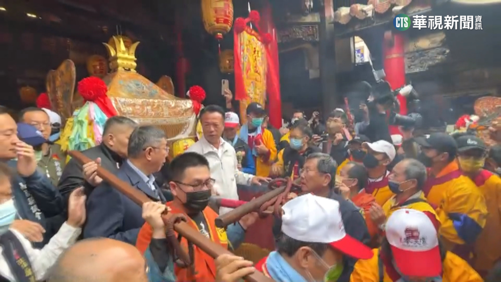 奉天宮媽祖元宵遶境　嚇！　媽祖神尊移駕險摔落