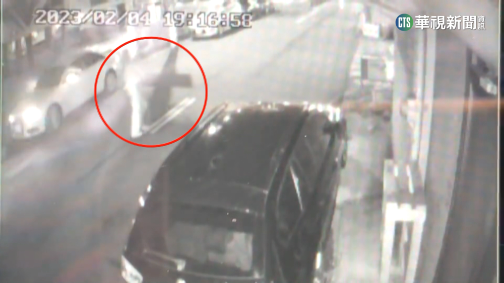 媽抱1歲子穿越馬路　遭機車撞「兒噴飛重摔」