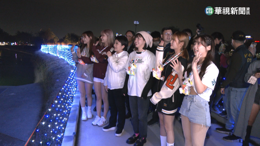 最香燈會！　「經典賽女孩」陪同盧秀燕看花燈