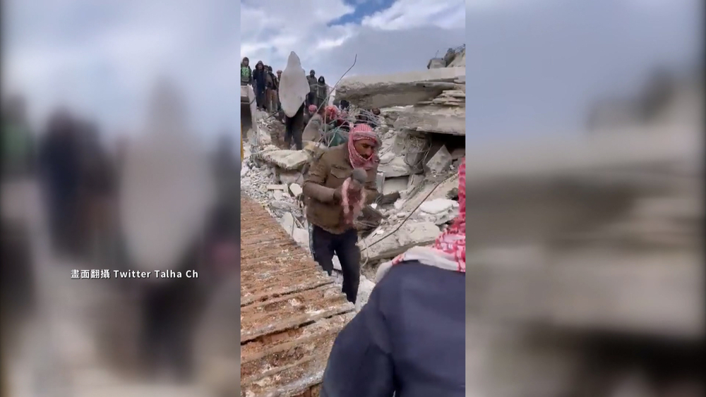 母愛震撼！「斷氣前產子」　瓦礫堆救出新生兒