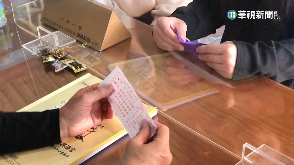 30人解籤團密訓兩個月　宮廟備戰信眾解惑