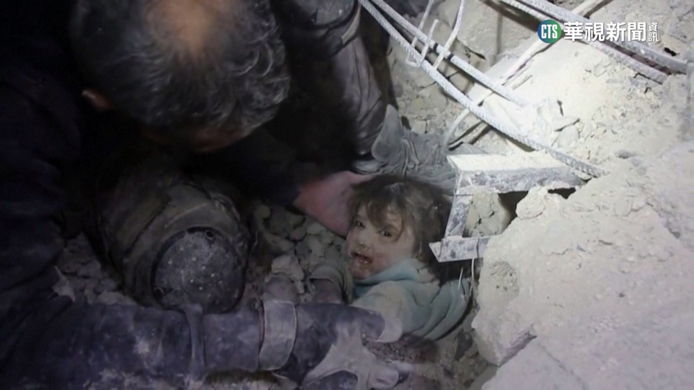 敘利亞瓦礫堆救出女童　臉蛋灰塵惹人鼻酸