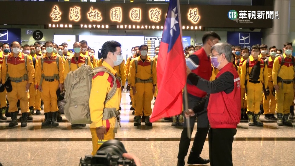 第二批台灣搜救隊出發　陳建仁親赴桃機授旗