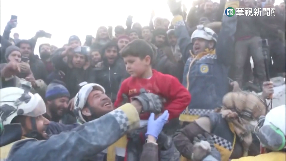 無數孩童受困倒塌建築　救難隊與時間賽跑