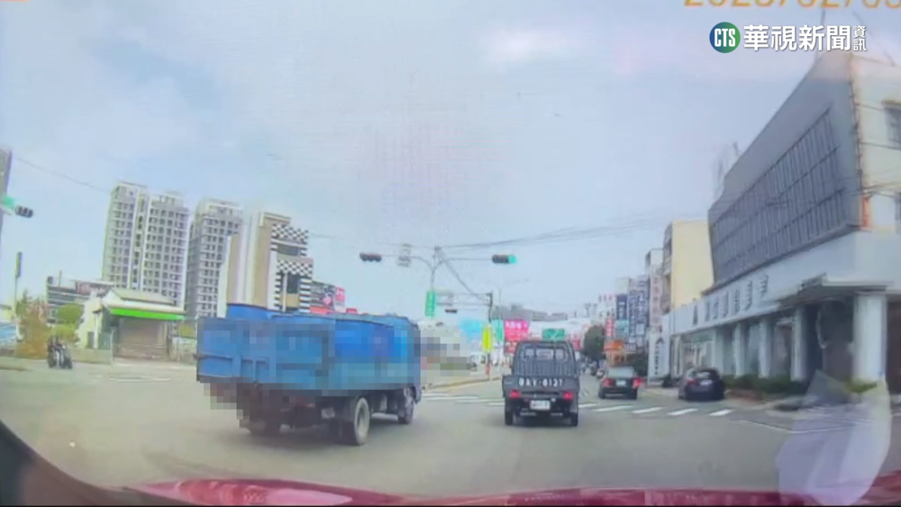 載廚餘疑未加蓋顛簸路面噴後車　駕駛崩潰