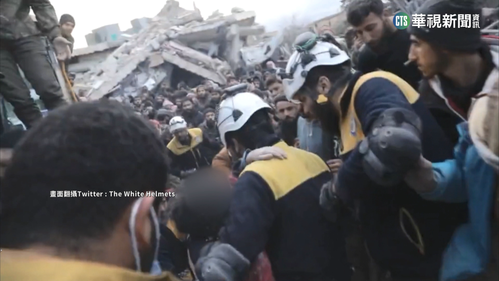 強震毀家園近8千人罹難　「白盔」搶救敘國兒童