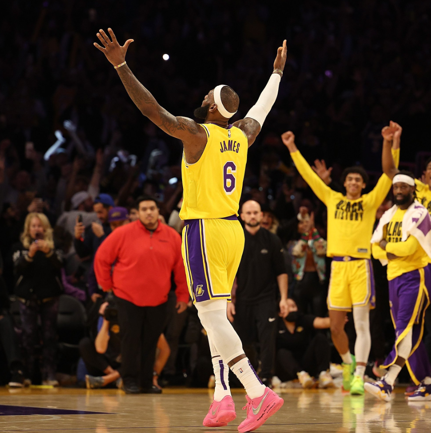 刷新紀錄！「詹皇」詹姆斯登NBA史上得分王 「天勾」賈霸上場交接