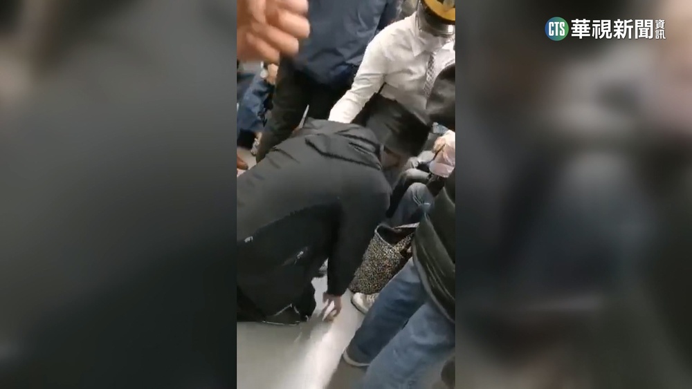 游泳選手博愛座打盹遭婦碎念　高中生下跪求饒