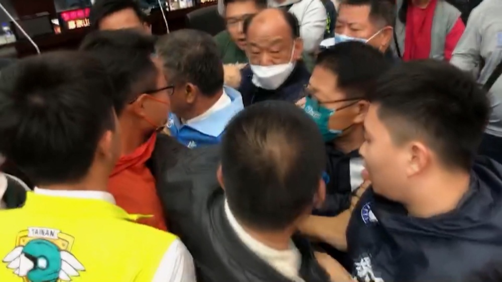 台南議會開議爆衝突　藍營要求邱莉莉請假