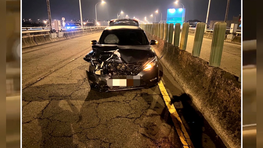 水鹿闖快速道路！　轎車閃避不及撞上車頭毀