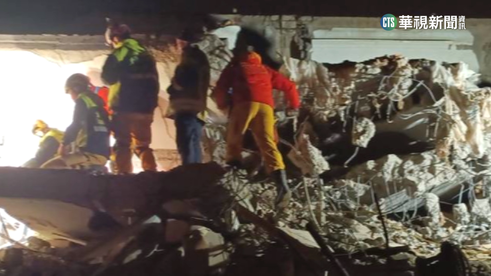 台灣搜救隊搶命　救出一受困女CPR送醫救活