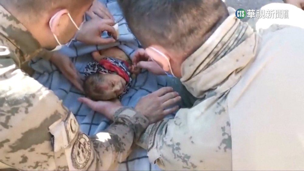 救援分秒必爭！　第65小時救出一家人含小寶寶