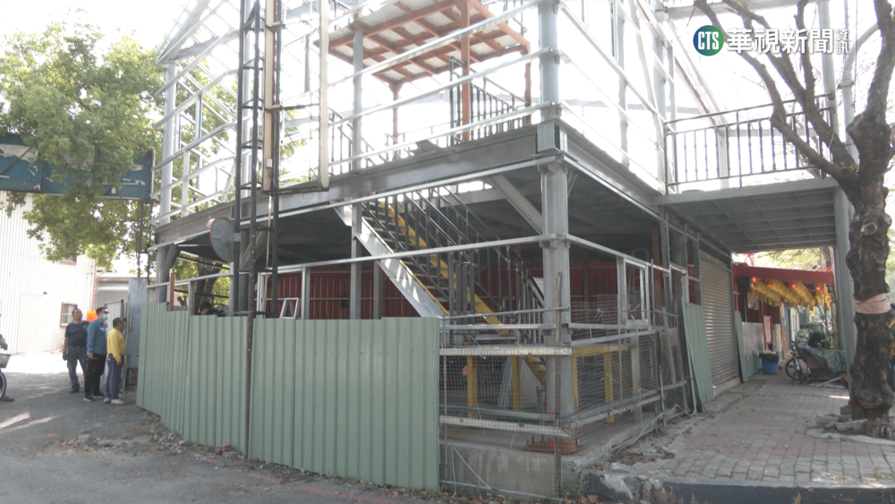 人行道立柱再蓋鐵皮2樓　違建隊:近期拆除