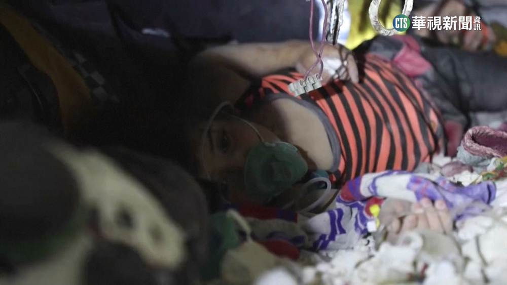 敘利亞女童困廢墟動彈不得　搜救人員唱歌安撫