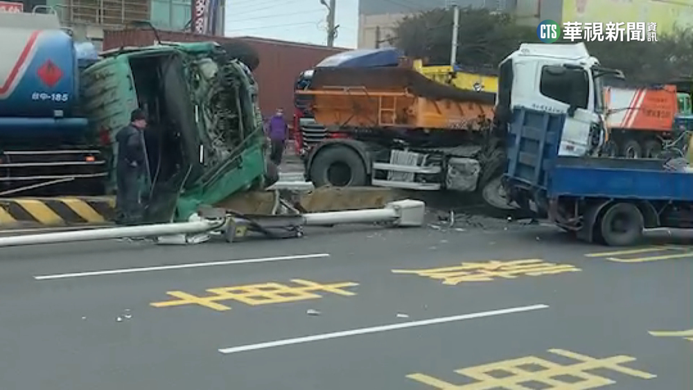 梧棲漁港前5連撞　曳引車翻覆4人受傷