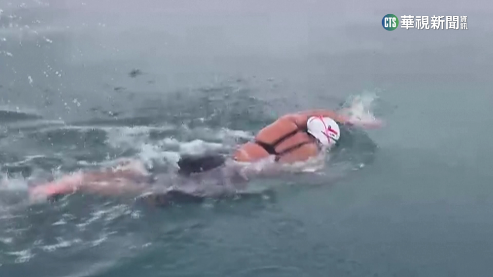 37歲智利女「泳」者　在水溫2度南極海游45分