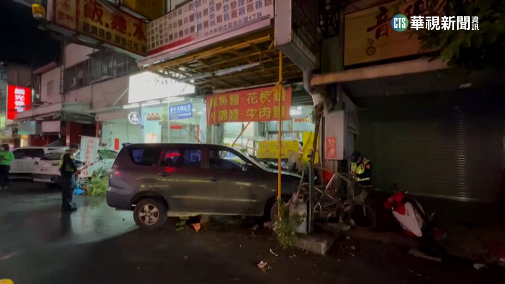 駕駛疑癲癇發作　廂型車連撞6車衝進麵店2傷