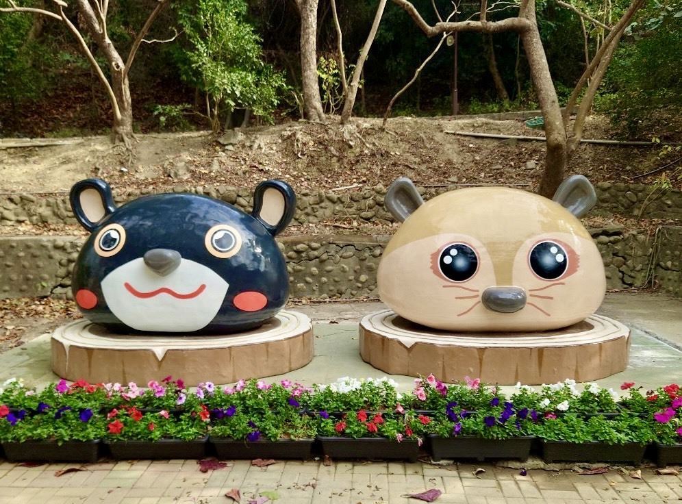 高雄蓮潭燈會燈飾作品兔高高の洞物派對，移至壽山動物園及蓮池潭兒童公園續展。/ 圖文來源 高市府觀光局
