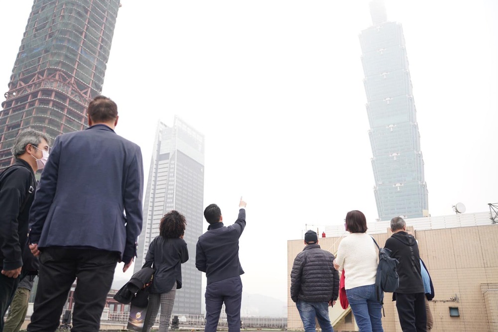 兌現十年之約 ！《露西》監製來台勘景 蔣萬安：台北將再度登上國際影壇