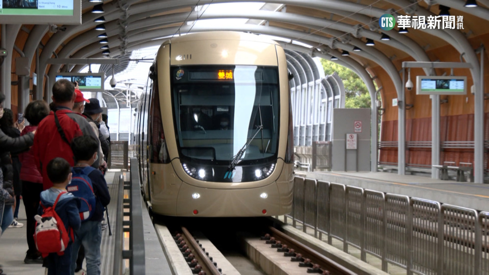 安坑輕軌今通車！　各地民眾慕名而來排隊體驗