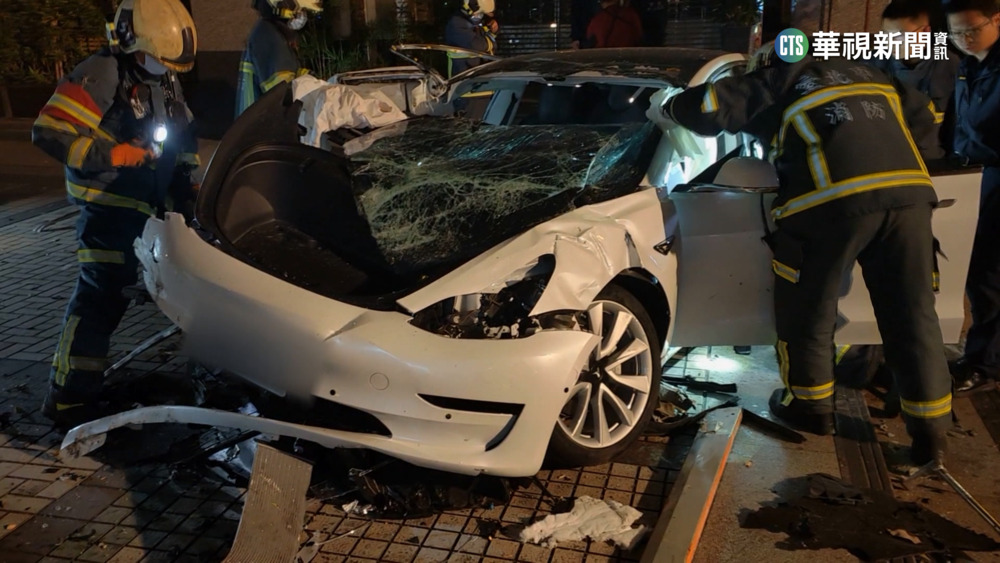 同事沒坐過特斯拉！　酒駕載兜風自撞3傷1危