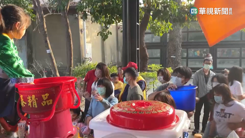 台南金唐殿蜈蚣陣　神童豪氣丟帝王蟹分送