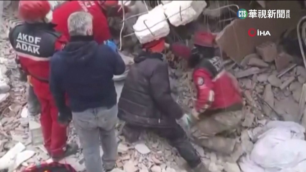 驚險！　搜救到一半險遭埋　瓦礫殘骸掉落15秒