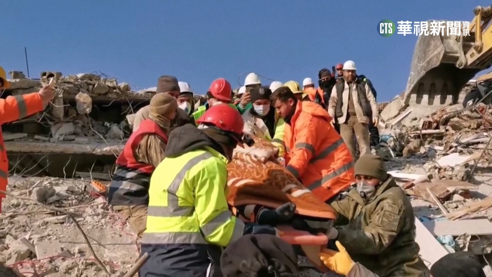 土國大地震傳好消息！　64歲婦困150小時獲救