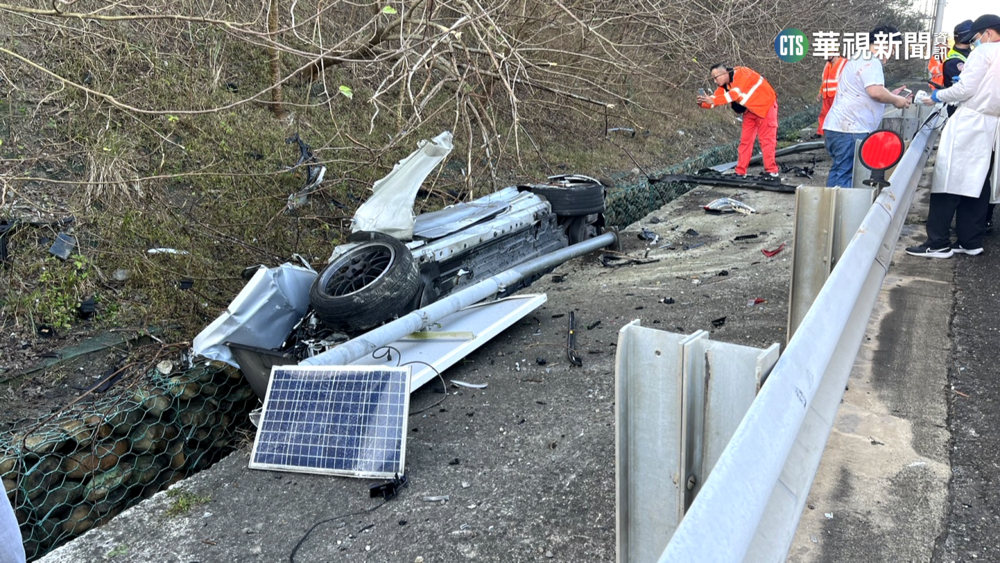 駕駛疑躲測速照相　轎車擦撞大貨車摔溝