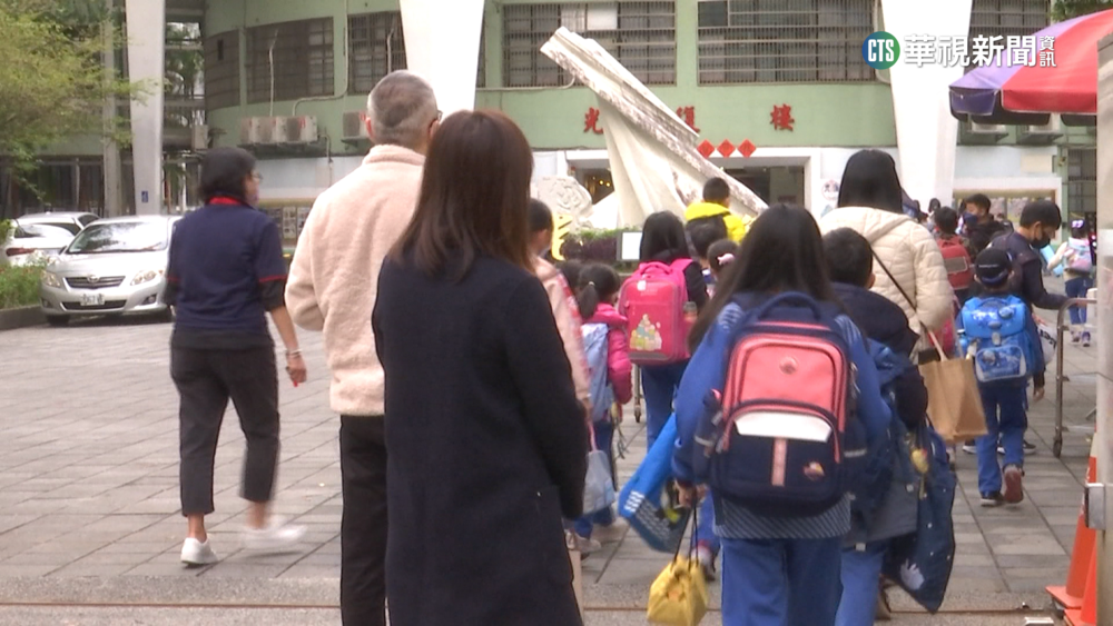 憂連假疫情升溫　開學入校量體溫續戴口罩