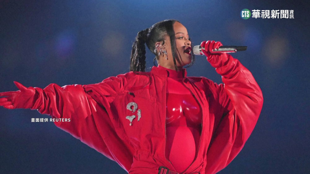 超級盃史上第1人　蕾哈娜挺孕肚空中開唱