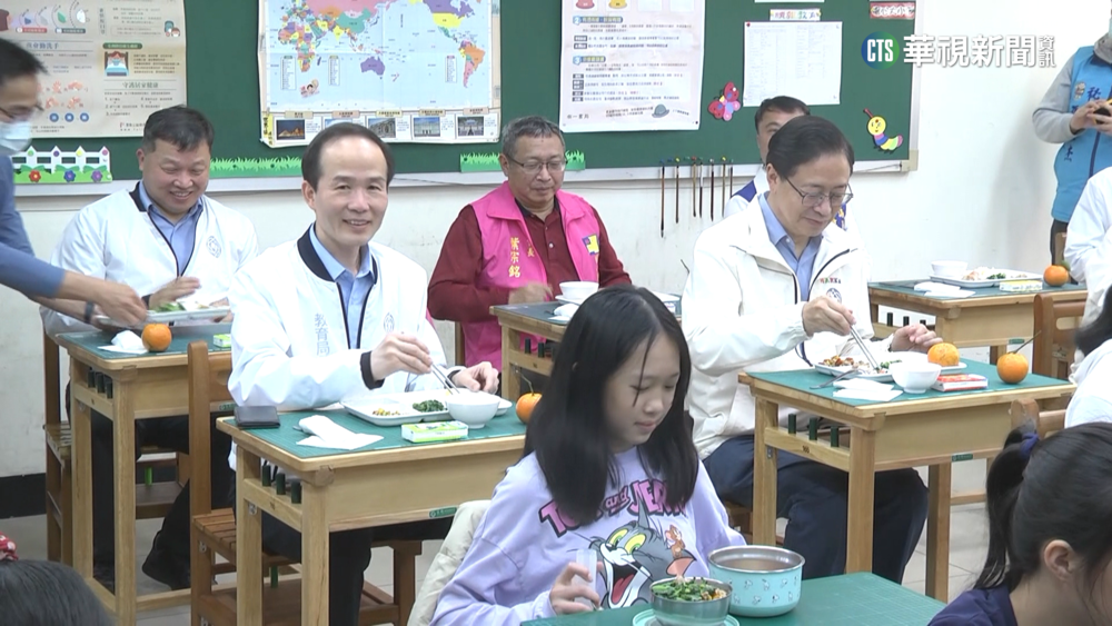 桃園中小學免費午餐上路！　張善政視察校園